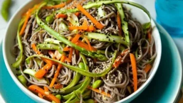 Receta: Ensalada de fideos soba y tempeh