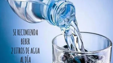 Varias formas de consumir ocho vasos de agua al día